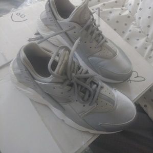 SOLD..Nike huaraches... Ladies